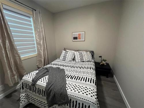 305 Victoria Avenue E, Winnipeg, MB - Indoor Photo Showing Bedroom