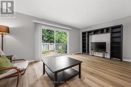 43 - 302 Vine Street, St. Catharines, ON - Indoor Photo Showing Living Room