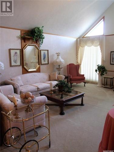 316 8Th Street W, Leader, SK - Indoor Photo Showing Living Room