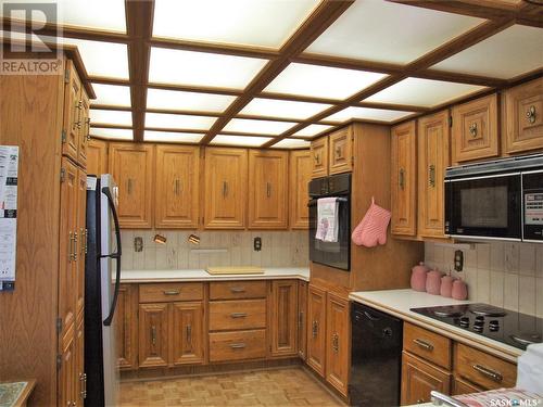 316 8Th Street W, Leader, SK - Indoor Photo Showing Kitchen