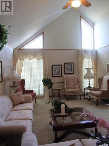 316 8Th Street W, Leader, SK - Indoor Photo Showing Living Room