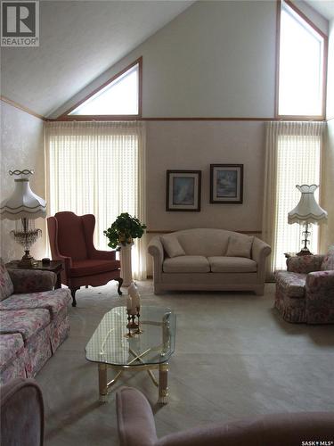 316 8Th Street W, Leader, SK - Indoor Photo Showing Living Room