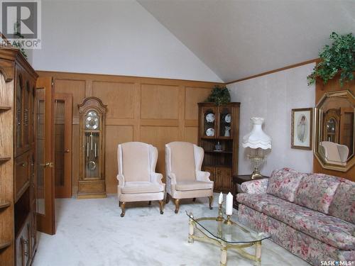 316 8Th Street W, Leader, SK - Indoor Photo Showing Living Room