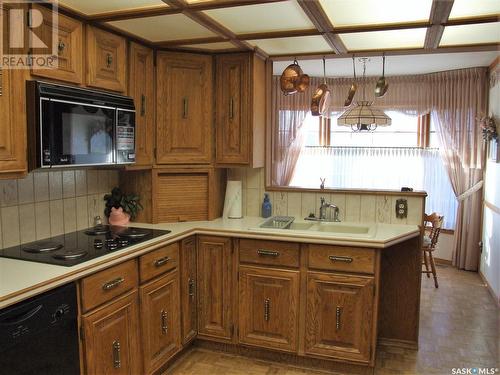 316 8Th Street W, Leader, SK - Indoor Photo Showing Kitchen