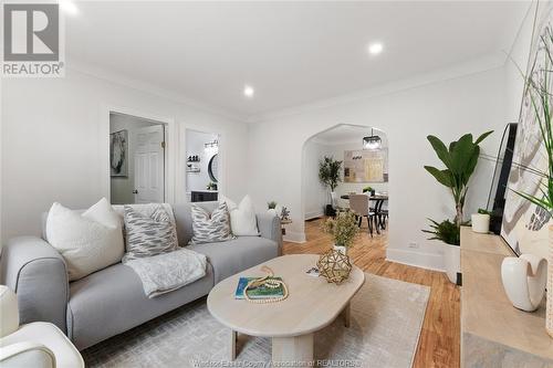 1058 St. Louis Avenue, Windsor, ON - Indoor Photo Showing Living Room