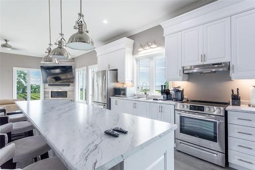 4939 Thirty Road N, Beamsville, ON - Indoor Photo Showing Kitchen With Upgraded Kitchen