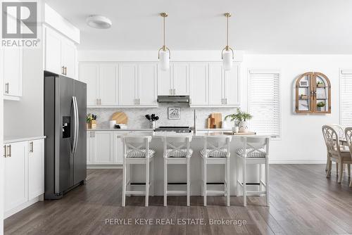 31 Hunter Place, Bracebridge, ON - Indoor Photo Showing Kitchen With Upgraded Kitchen