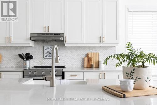 31 Hunter Place, Bracebridge, ON - Indoor Photo Showing Kitchen With Upgraded Kitchen