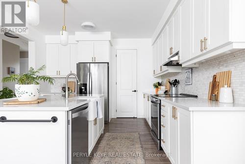 31 Hunter Place, Bracebridge, ON - Indoor Photo Showing Kitchen With Upgraded Kitchen