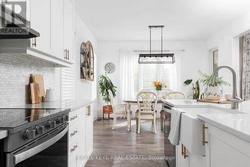 31 Hunter Place, Bracebridge, ON - Indoor Photo Showing Kitchen With Upgraded Kitchen