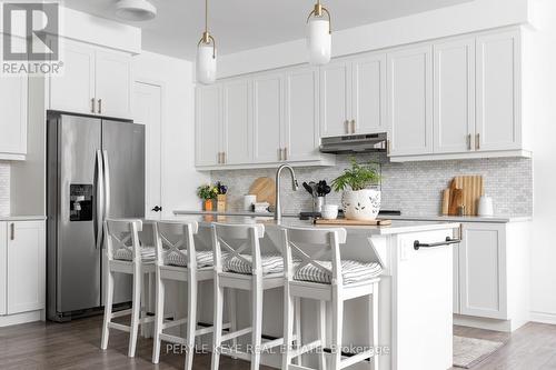 31 Hunter Place, Bracebridge, ON - Indoor Photo Showing Kitchen With Upgraded Kitchen