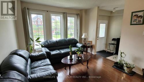 54 Richard Daley Drive, Whitchurch-Stouffville (Stouffville), ON - Indoor Photo Showing Living Room