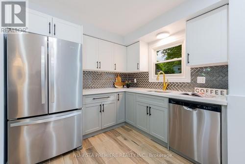 13 Sandalwood Crescent, London, ON - Indoor Photo Showing Kitchen With Upgraded Kitchen