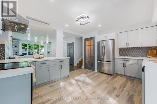 13 Sandalwood Crescent, London, ON - Indoor Photo Showing Kitchen With Upgraded Kitchen