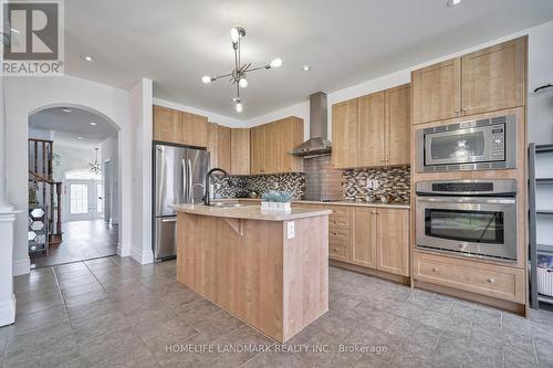 35 Yakefarm Boulevard, Whitchurch-Stouffville (Stouffville), ON - Indoor Photo Showing Kitchen With Upgraded Kitchen