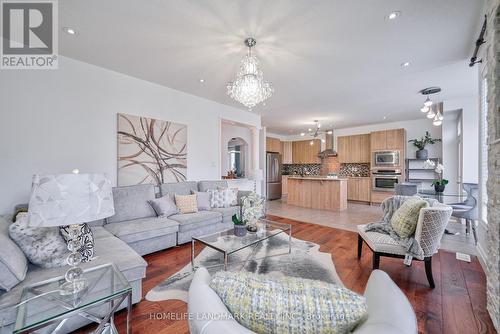 35 Yakefarm Boulevard, Whitchurch-Stouffville (Stouffville), ON - Indoor Photo Showing Living Room