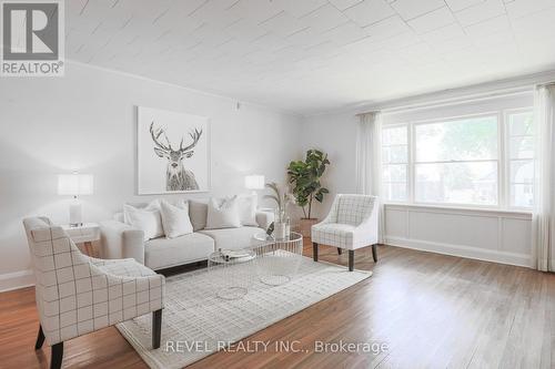 87 Albert Street N, Kawartha Lakes, ON - Indoor Photo Showing Living Room