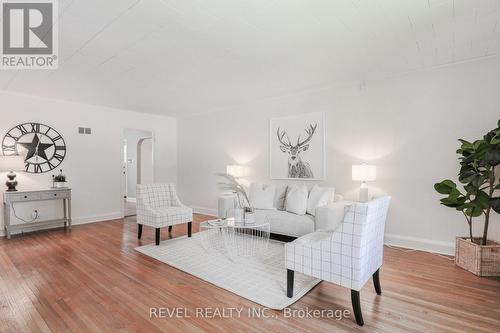 87 Albert Street N, Kawartha Lakes, ON - Indoor Photo Showing Living Room