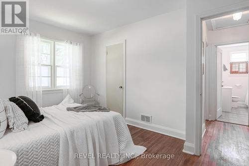 87 Albert Street N, Kawartha Lakes, ON - Indoor Photo Showing Bedroom