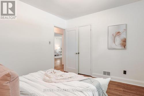 87 Albert Street N, Kawartha Lakes, ON - Indoor Photo Showing Bedroom