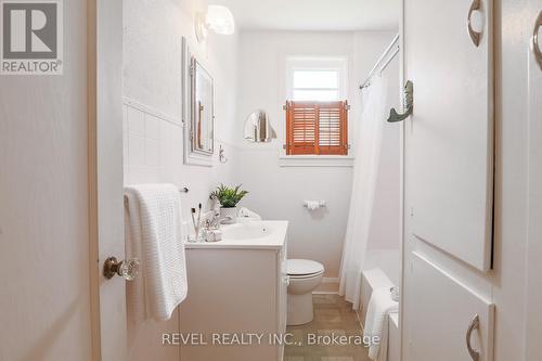 87 Albert Street N, Kawartha Lakes, ON - Indoor Photo Showing Bathroom