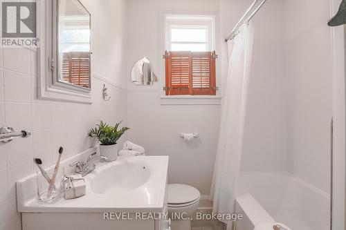 87 Albert Street N, Kawartha Lakes, ON - Indoor Photo Showing Bathroom