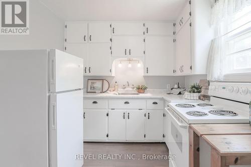 87 Albert Street N, Kawartha Lakes, ON - Indoor Photo Showing Kitchen