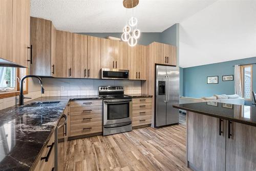 146 Aldgate Road, Winnipeg, MB - Indoor Photo Showing Kitchen With Double Sink With Upgraded Kitchen