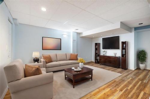 146 Aldgate Road, Winnipeg, MB - Indoor Photo Showing Living Room