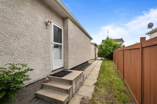 146 Aldgate Road, Winnipeg, MB - Outdoor With Exterior