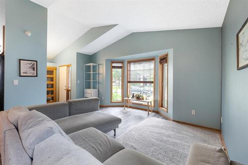 146 Aldgate Road, Winnipeg, MB - Indoor Photo Showing Living Room