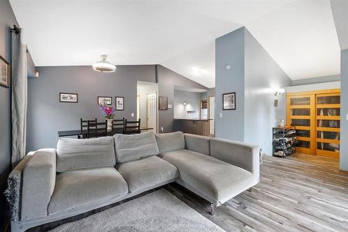 146 Aldgate Road, Winnipeg, MB - Indoor Photo Showing Living Room