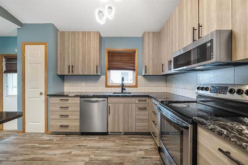 146 Aldgate Road, Winnipeg, MB - Indoor Photo Showing Kitchen