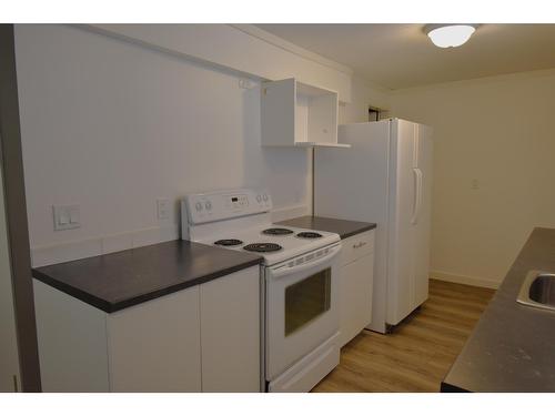 222 Briar Avenue Nw, Cranbrook, BC - Indoor Photo Showing Kitchen