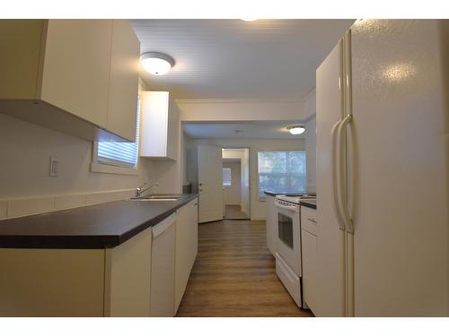 222 Briar Avenue Nw, Cranbrook, BC - Indoor Photo Showing Kitchen