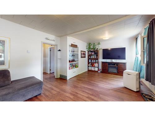 518 11Th Avenue S, Cranbrook, BC - Indoor Photo Showing Living Room