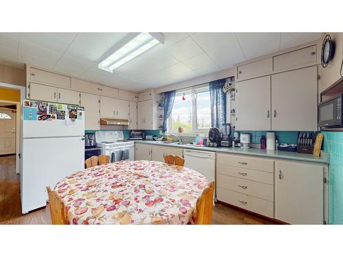 518 11Th Avenue S, Cranbrook, BC - Indoor Photo Showing Kitchen