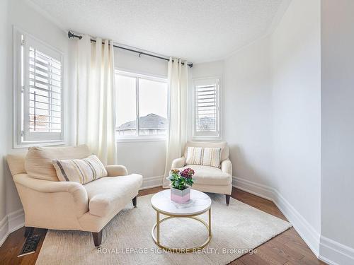 6489 Hampden Woods Rd, Mississauga, ON - Indoor Photo Showing Living Room