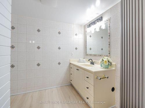 6489 Hampden Woods Rd, Mississauga, ON - Indoor Photo Showing Bathroom