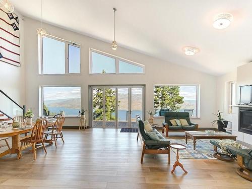 6131 Seymoure Lane, Peachland, BC - Indoor Photo Showing Living Room