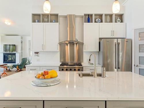 6131 Seymoure Lane, Peachland, BC - Indoor Photo Showing Kitchen With Stainless Steel Kitchen With Upgraded Kitchen