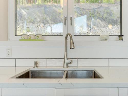 6131 Seymoure Lane, Peachland, BC - Indoor Photo Showing Kitchen With Double Sink