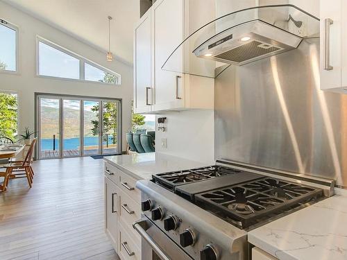 6131 Seymoure Lane, Peachland, BC - Indoor Photo Showing Kitchen With Upgraded Kitchen