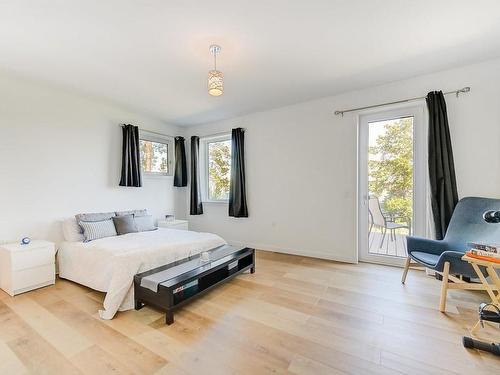 6131 Seymoure Lane, Peachland, BC - Indoor Photo Showing Bedroom