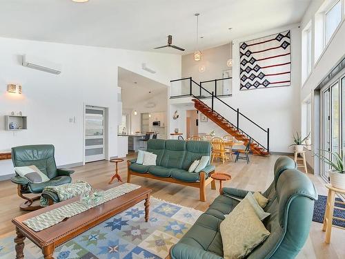 6131 Seymoure Lane, Peachland, BC - Indoor Photo Showing Living Room