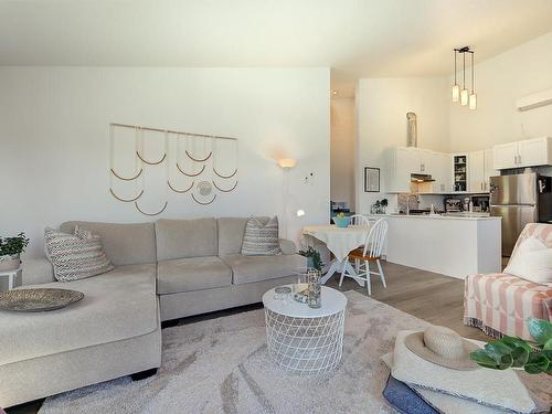 6131 Seymoure Lane, Peachland, BC - Indoor Photo Showing Living Room