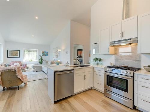 6131 Seymoure Lane, Peachland, BC - Indoor Photo Showing Kitchen With Stainless Steel Kitchen