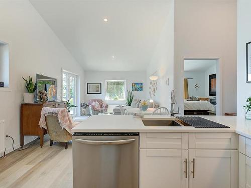 6131 Seymoure Lane, Peachland, BC - Indoor Photo Showing Kitchen