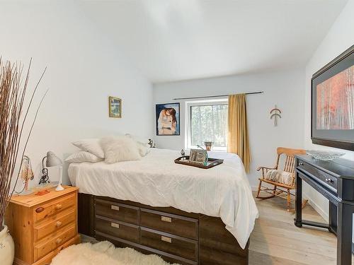 6131 Seymoure Lane, Peachland, BC - Indoor Photo Showing Bedroom