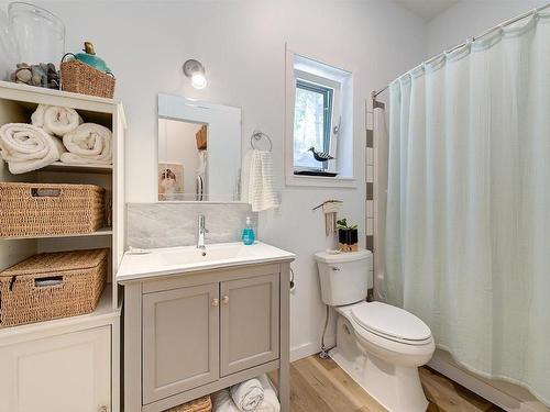 6131 Seymoure Lane, Peachland, BC - Indoor Photo Showing Bathroom